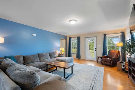 Farm Stay in Dickson - Scenic Deck & Dog Friendly - Image 1